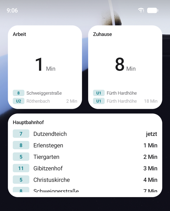 Android-Startbildschirm mit drei Abfahrtstafel-Widgets: Arbeit in 1 Minute, Zuhause in 8 Minuten und eine Liste der nächsten Abfahrten am Hauptbahnhof.
